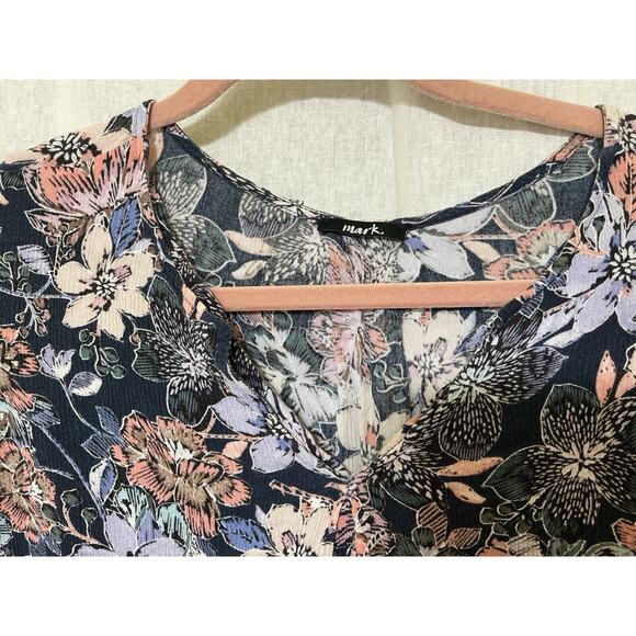 Mark‎ Woman’s Floral Pleated Blouse Size XL Viscose Material Bell Sleeves - Picture 3 of 8